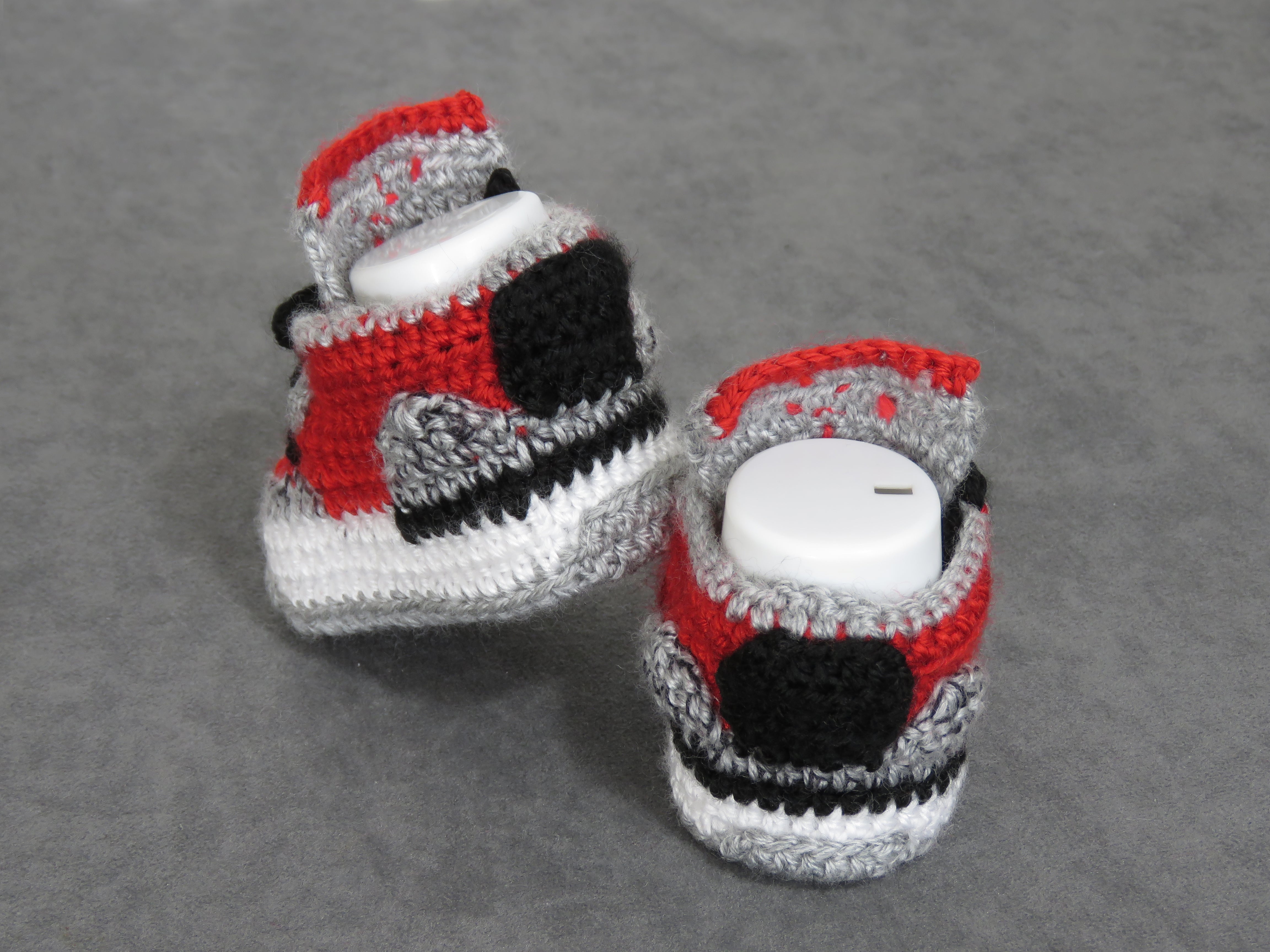 Liebevoll gehäkelte Babyschuhe