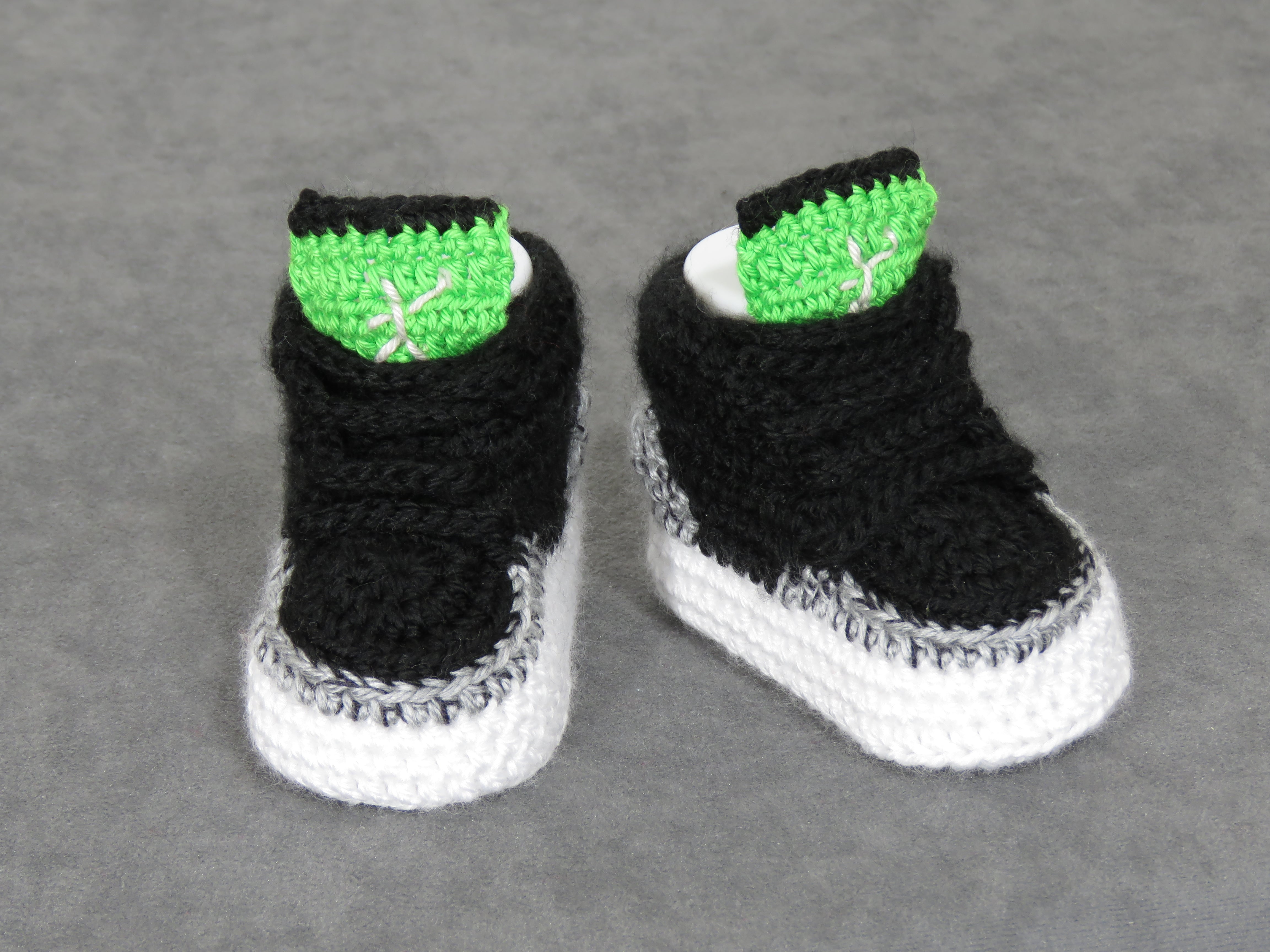 Liebevoll gehäkelte Babyschuhe