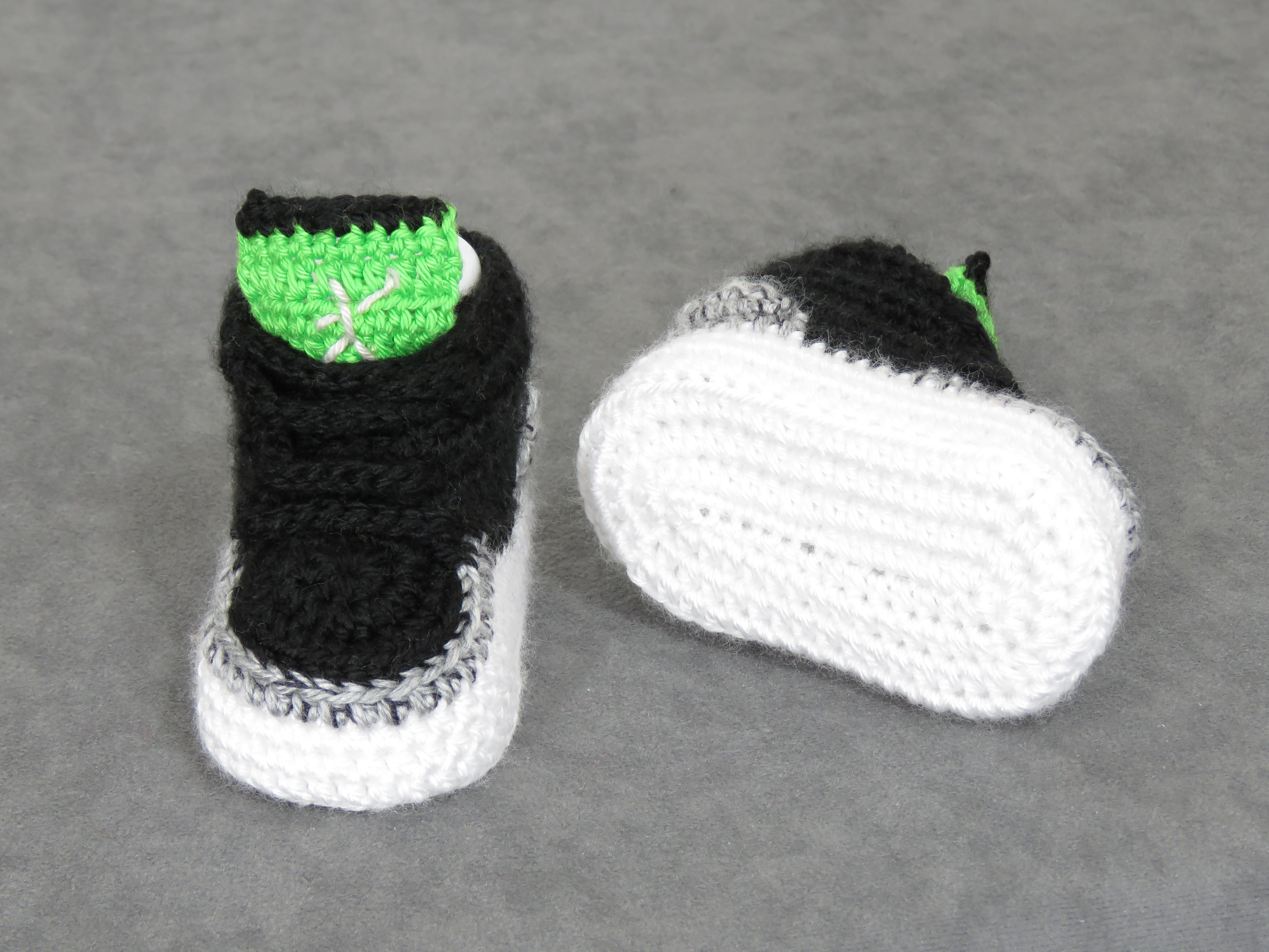 Liebevoll gehäkelte Babyschuhe
