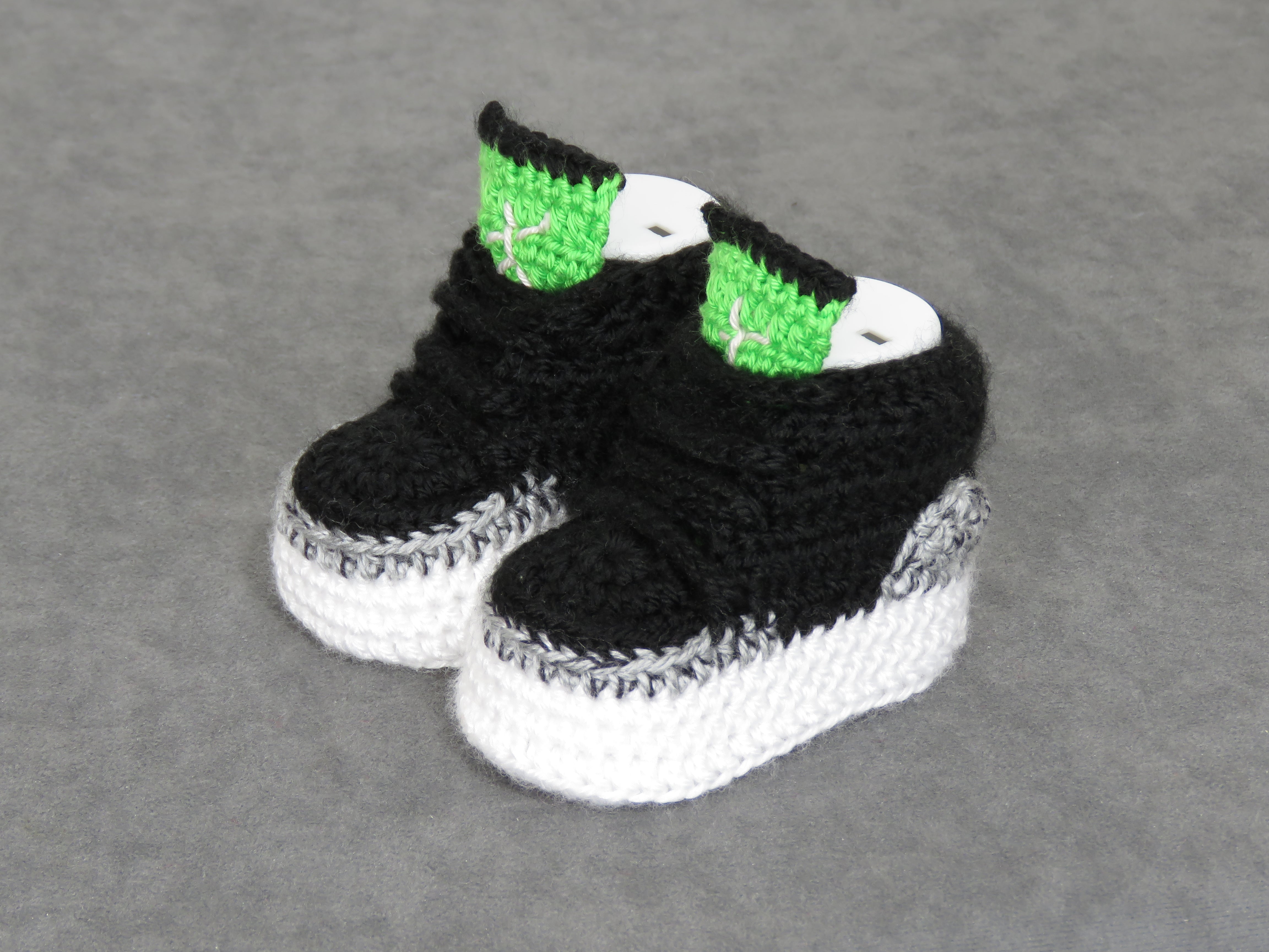 Liebevoll gehäkelte Babyschuhe