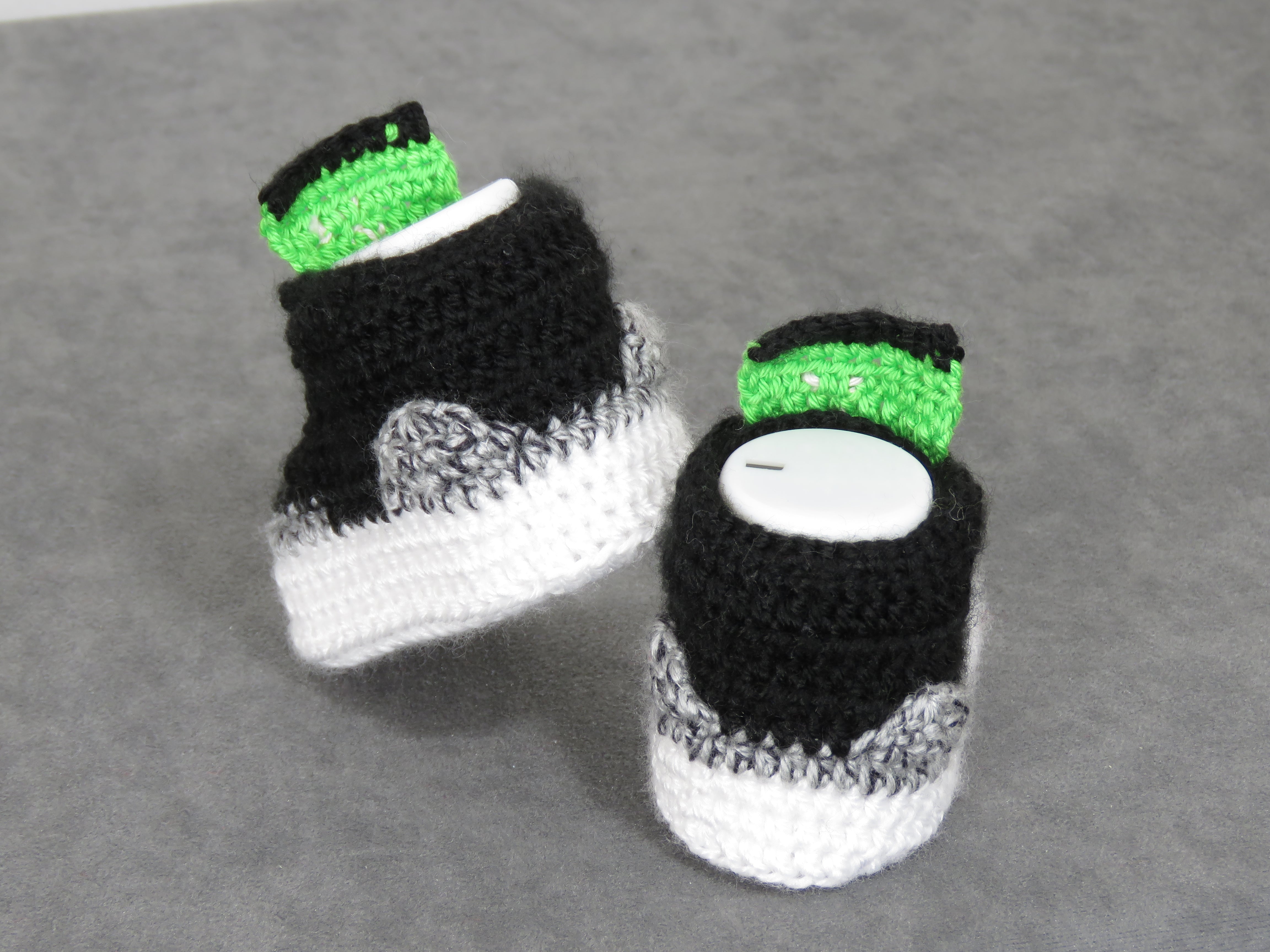 Liebevoll gehäkelte Babyschuhe
