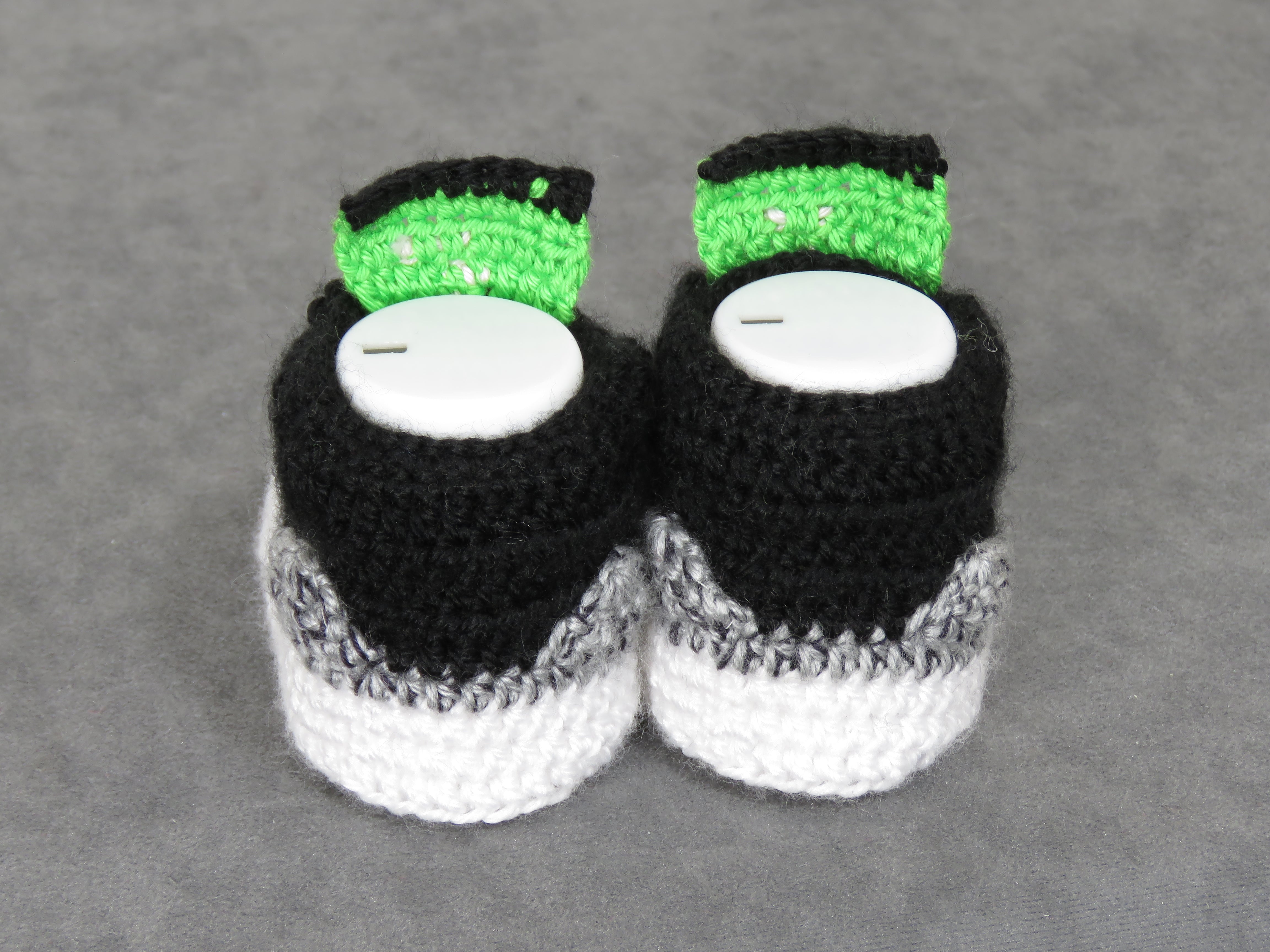 Liebevoll gehäkelte Babyschuhe