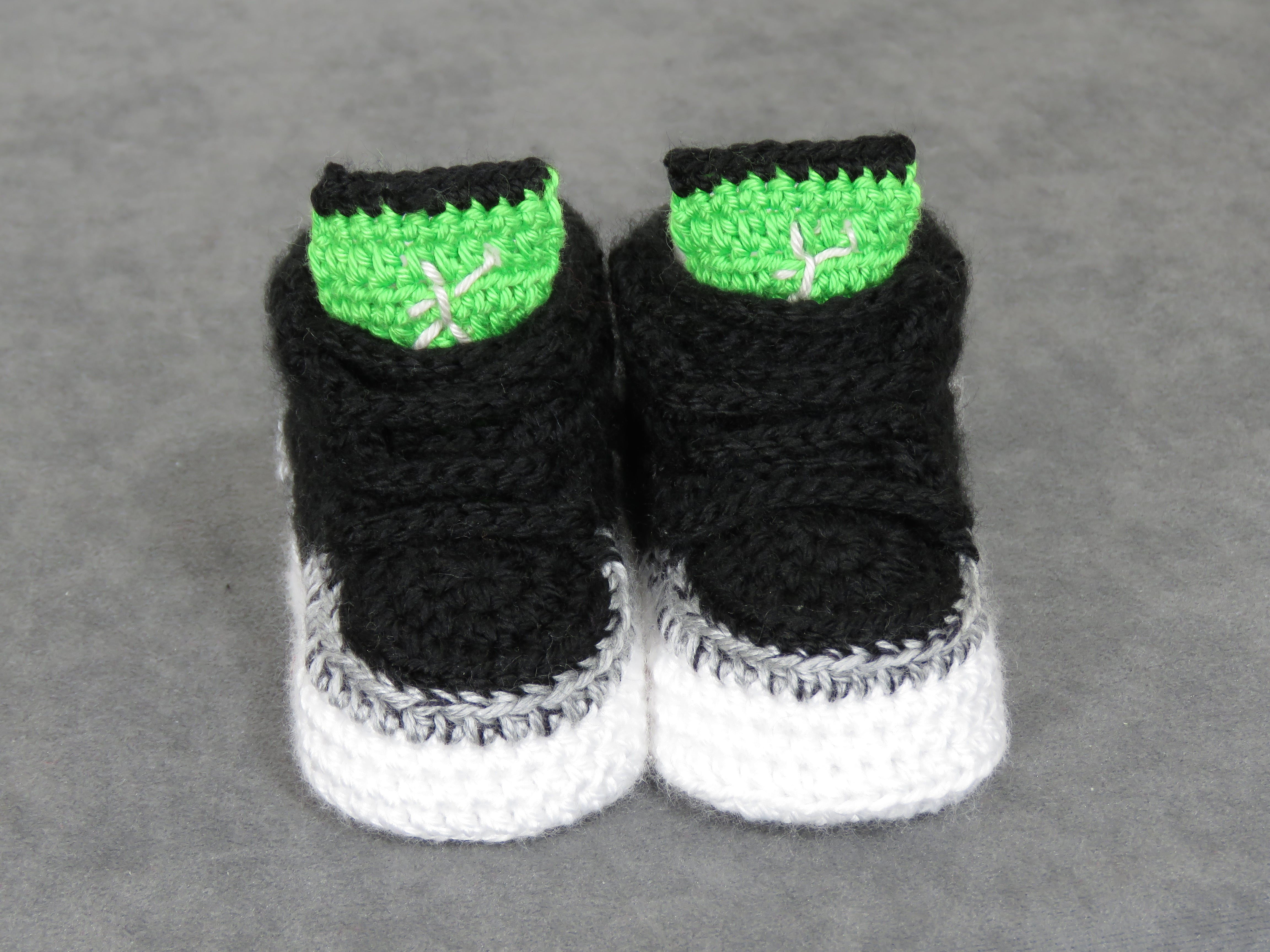 Liebevoll gehäkelte Babyschuhe