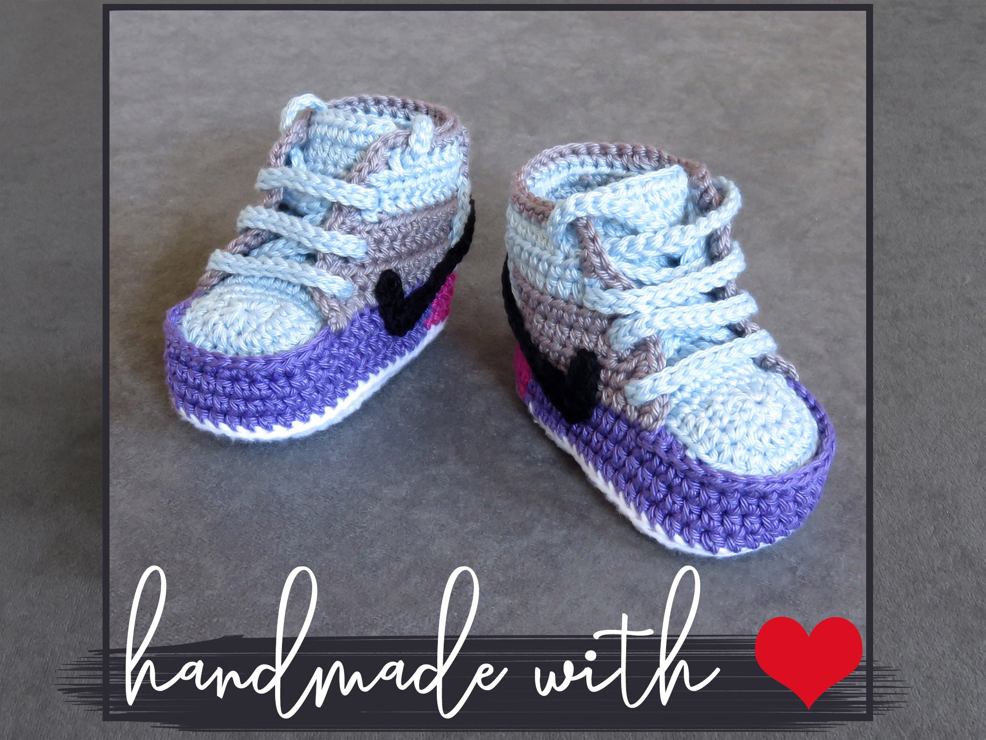 Liebevoll gehäkelte Babyschuhe